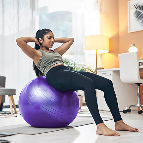 ballon gym femme coucher sur ballon exercice du ventre