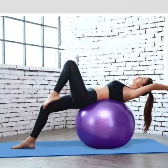 ballon yoga pratique femme sur le dos 1 jambe eleve