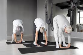 trois couples senior font exercices sur tapis de sport