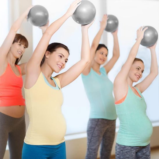 Ballon pilates plusieurs femmes pratiquent etirement avec ballon dans les mains