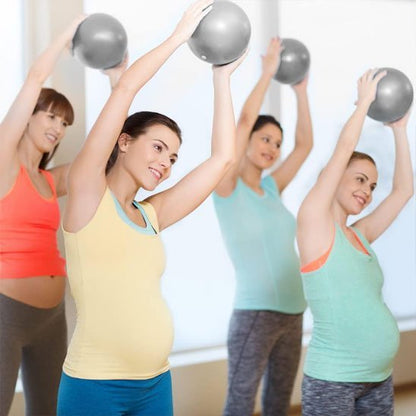 Ballon pilates plusieurs femmes pratiquent etirement avec ballon dans les mains