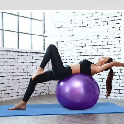 ballon yoga pratique femme sur le dos 1 jambe eleve