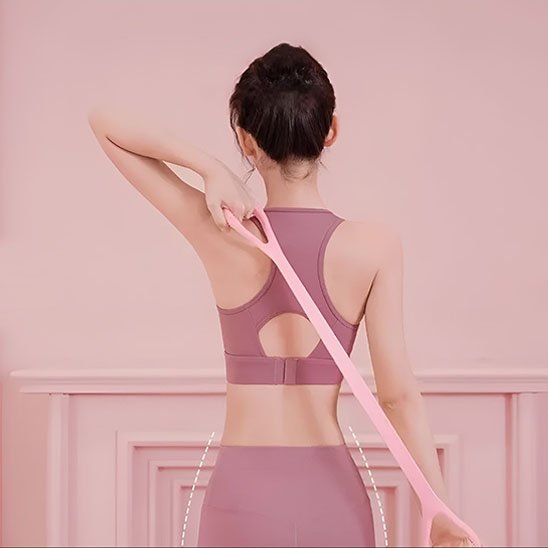 bande de resistance femme pratique exercice etirement des epaules