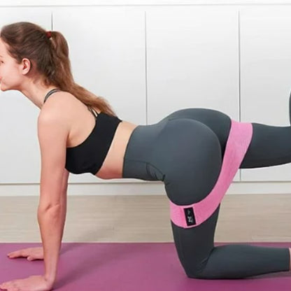 bande elastique haute résistance rose femme a genoux lever jambe droite