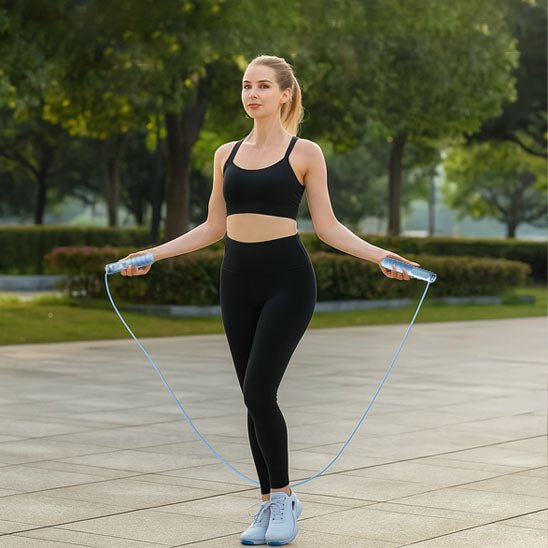 femme pratique corde a sauter FitnessPro bleu dehors