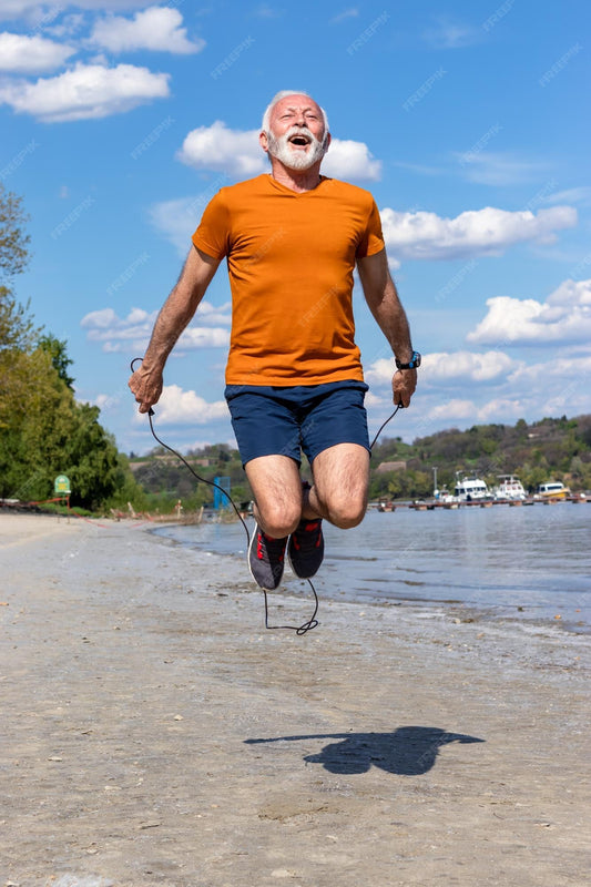 Homme 70 ans pratique exercice avec corde a sauter 