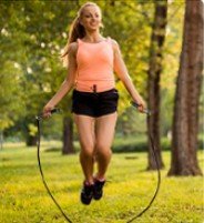 femme pratique corde a sauter