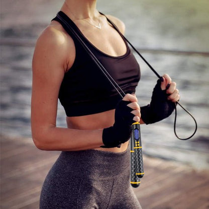 femme avec corde a sauter intelligente dans le cou 