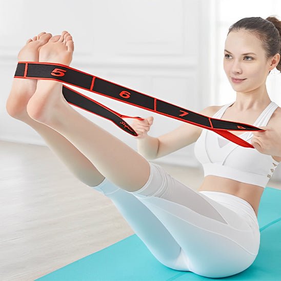 elastique musculation VitalForm jeune fille etire elastique avec ses pieds et ses mains 