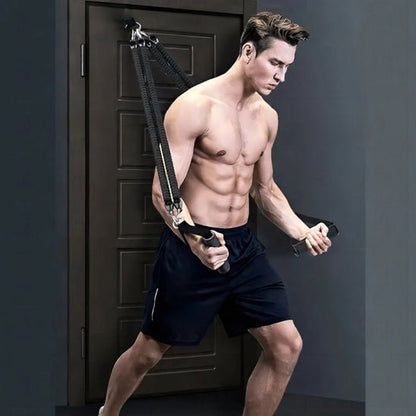 homme 55 ans debout fait exercice avec elastique musculation FlexFit