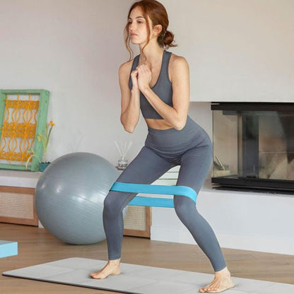 femme pratique squat avec elastique musculation aux genoux