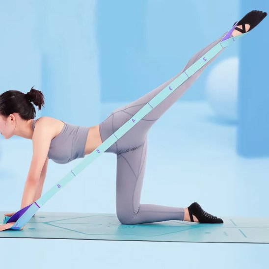 Élastique musculation | SuperFlex - etirement des jambes dans sa chambre