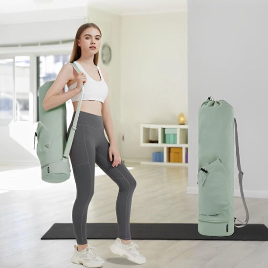 sac sport seul et avec femme debout