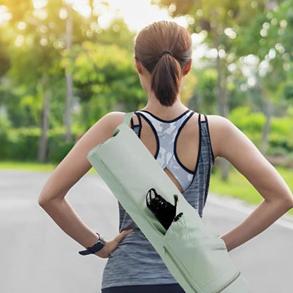 sac sport vert pâle femme debout dehors